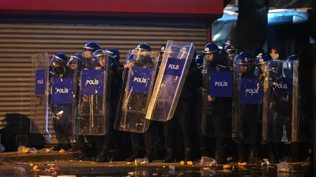 Başkentte izinsiz göstericiler 1 polisi yaraladı