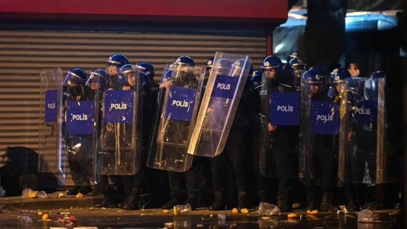 Başkentte izinsiz göstericiler 1 polisi yaraladı