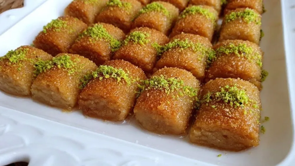 Baklava bile bu tatlıyı kıskanacak! Ağızda dağılan Kesme İrmik tatlısının muhteşem tarifi