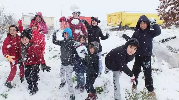 Erzurum’da Çocuklar Karla Buluştu, Eğlenceli Anlar Yaşadı