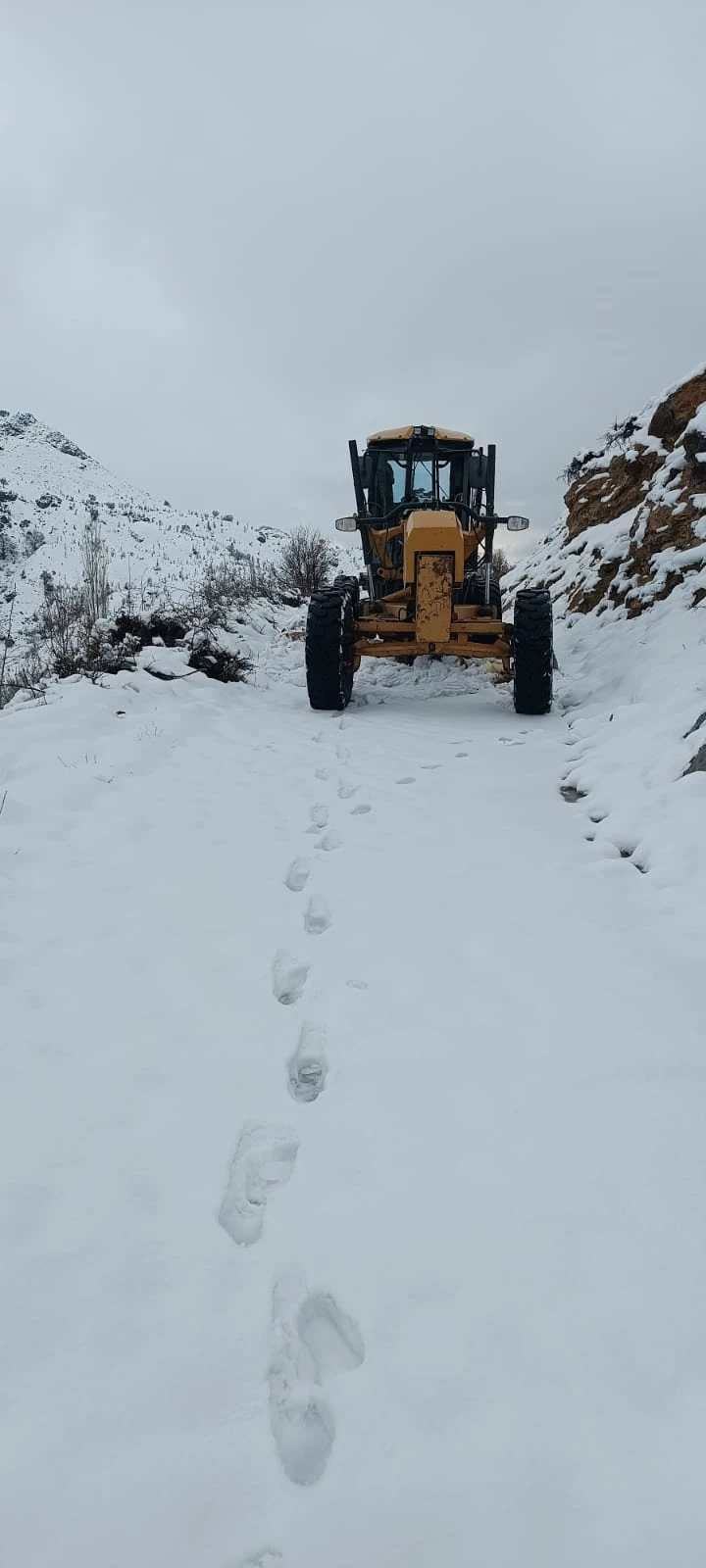 Kozluk’ta kapanan köy ve mezra yolları açıldı