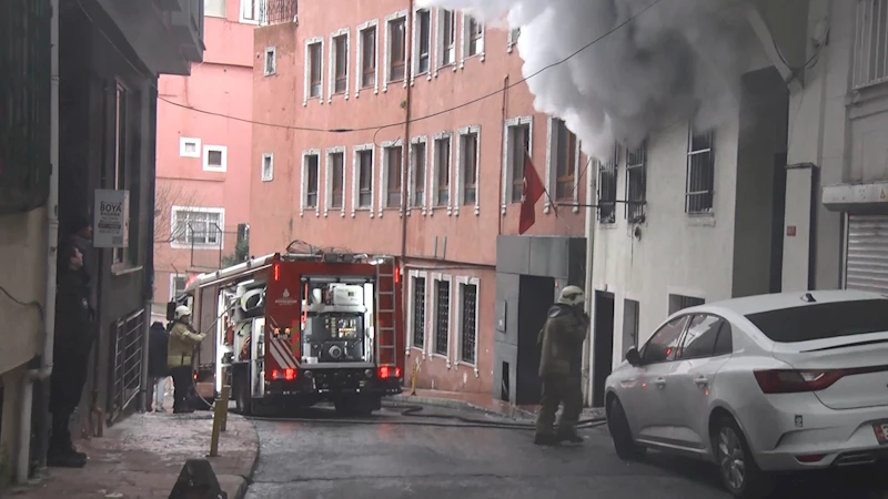 İstanbul- Beyoğlu’ndaki yangında dumandan etkilenen kedi kalp masajıyla kurtarıldı