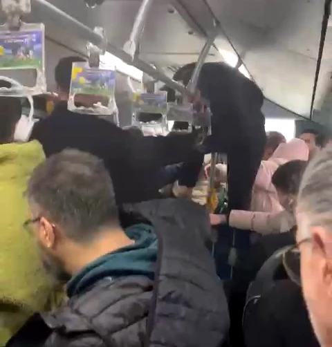 İstanbul - Metrobüste boş koltuk kavgasında aracın tutunma demirine tırmanıp yumruk attı