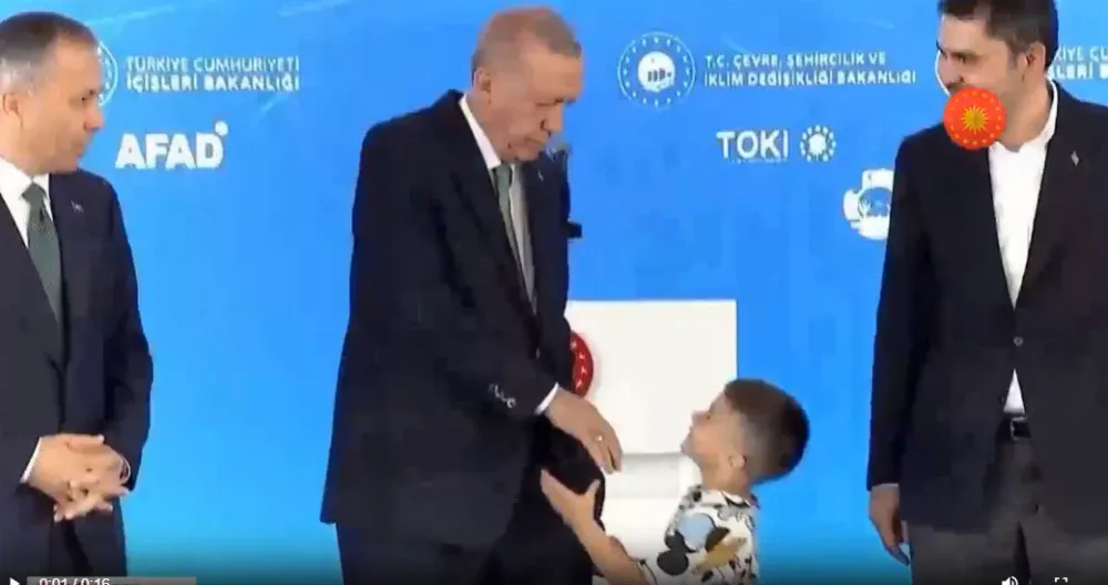 Erdoğan’ın Rize’deki Açılış Töreninde Şaka Yollu Tokat Olayı