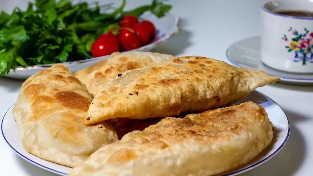 Çi Börek nasıl yapılır? Çiğ Börek içine ne girer? Çi Börek malzemeleri neler? Gelinim Mutfakta Çi Börek (Çiğ Börek)