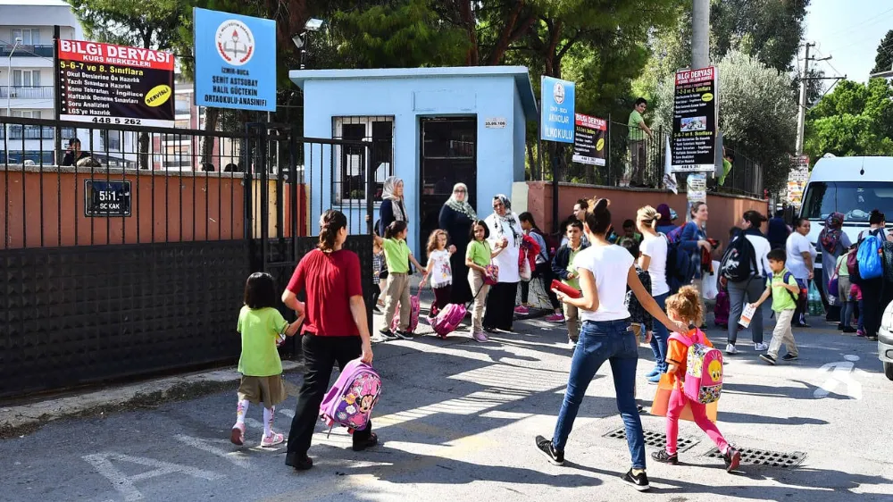 Aynı sırada kitap dahi açamıyoruz