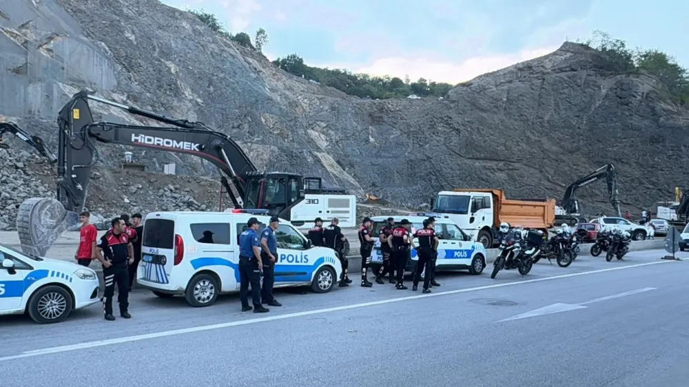 Taş Ocağındaki Patlatma Sırasında Fırlayan Taşlar Araçlara Çarptı, 4 Kişi Yaralandı