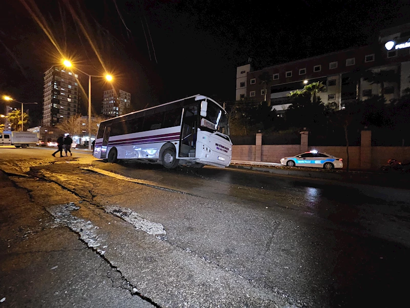 Özel halk otobüsü, su borusunun patlamasıyla oluşan göçüğe düştü