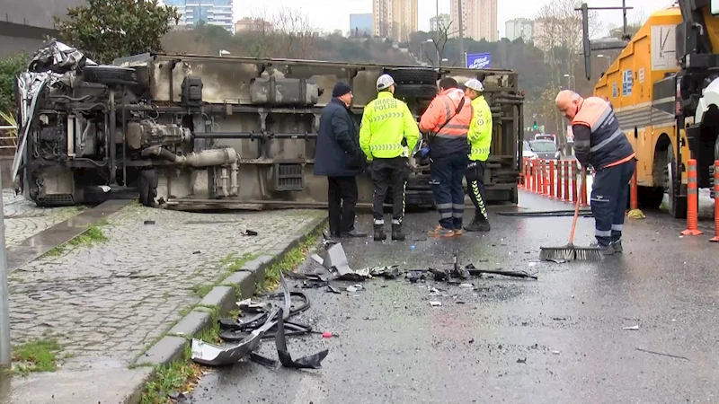 İstanbul- Sarıyer’de karşı şeride geçen kamyon otomobile çarptı; 3 yaralı