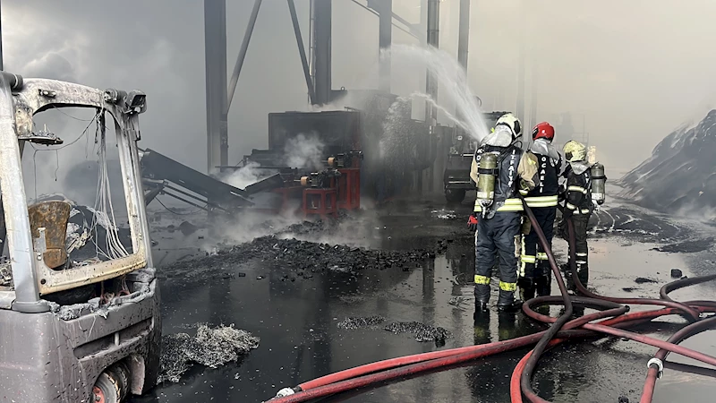 Fındık kabuğundan kömür üretilen fabrikada çıkan yangın, 4 saatte söndürüldü