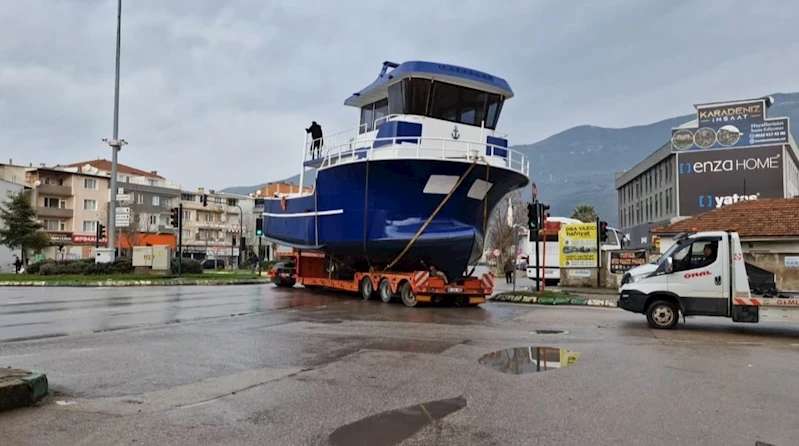 Balıkçı teknesi TIR dorsesinde taşındı; o anlar kamerada