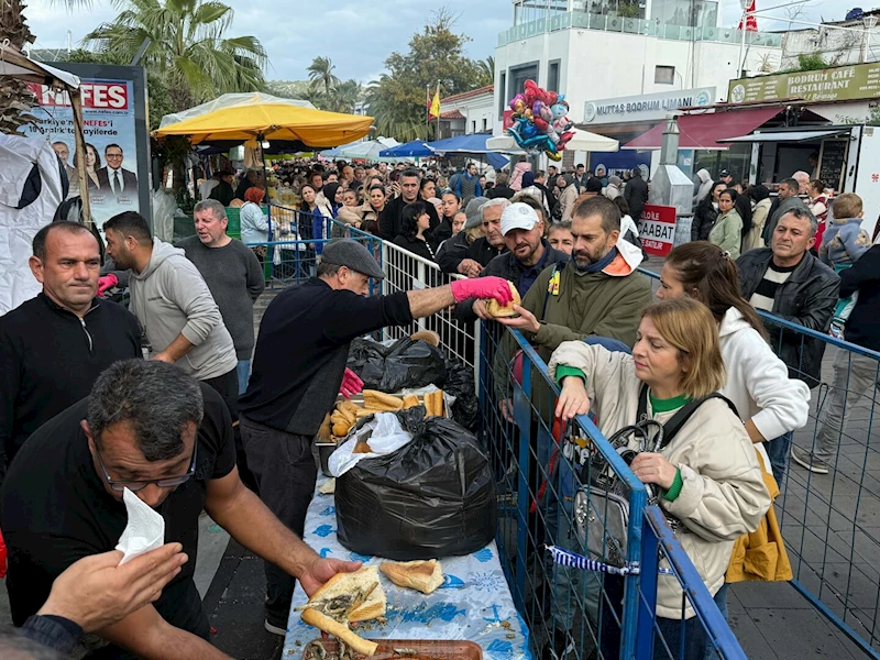 Bodrum’da hamsi festivalinde 3 ton hamsi dağıtıldı, metrelerce kuyruk oluştu