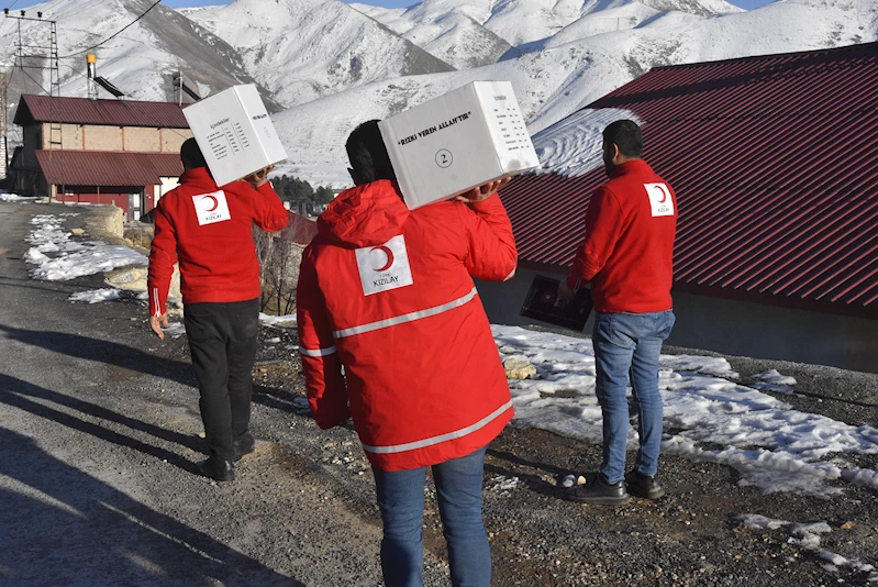 Bitlis’te Kızılay gönüllüleri, bin 45 aileye gıda kolisi dağıttı