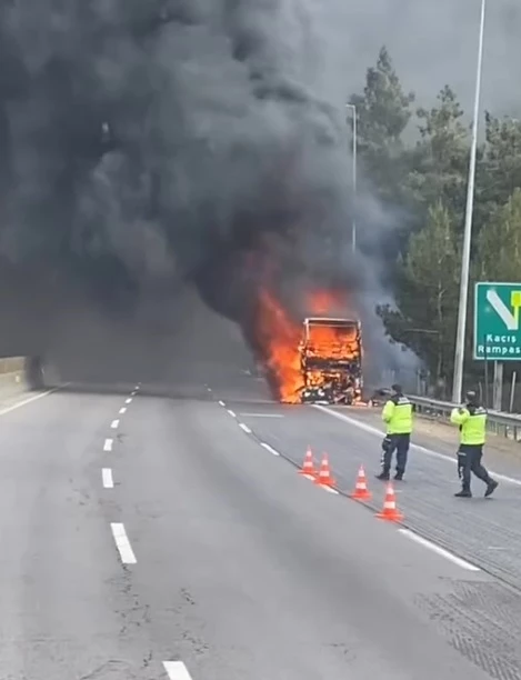 Otoyolda yanan yolcu otobüsü kullanılamaz hale geldi