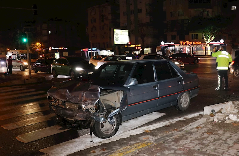 Kavşakta 2 otomobil kafa kafaya çarpıştı