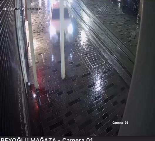 İstanbul - İstiklal Caddesi’ndeki kaza kamerada 