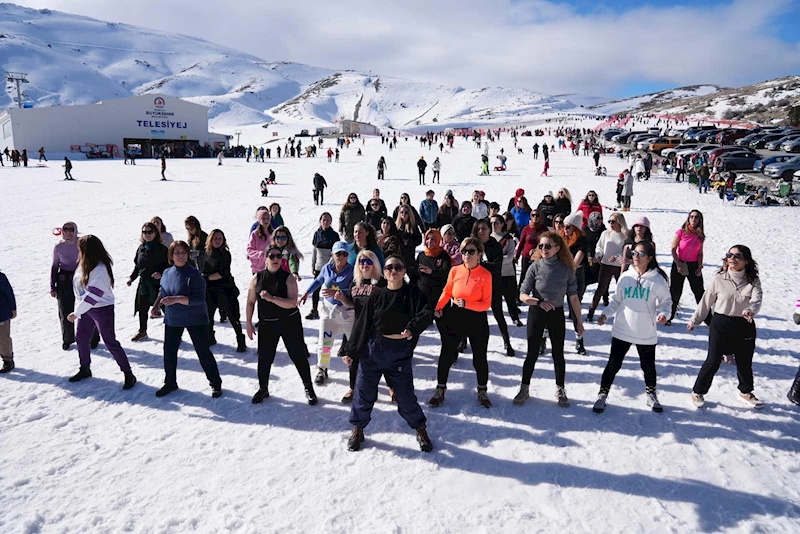 Kadınlar kayak merkezinde zumba yaptı