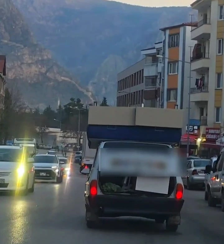 Otomobilin tavanında çift kişilik baza ve yatak taşıdı