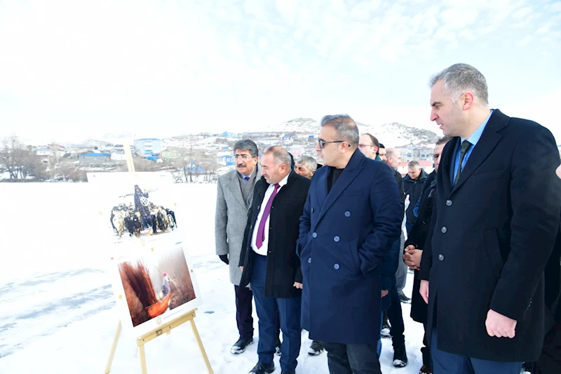 Buz tutan Çıldır Gölü üzerinde fotoğraf sergisi