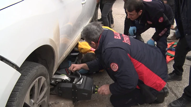 Kazada otomobilin altında kalan motokurye ağır yaralandı