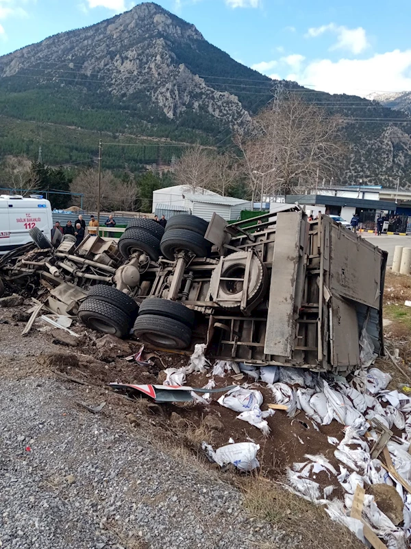 Devrilen kamyonda sıkışan şoför öldü