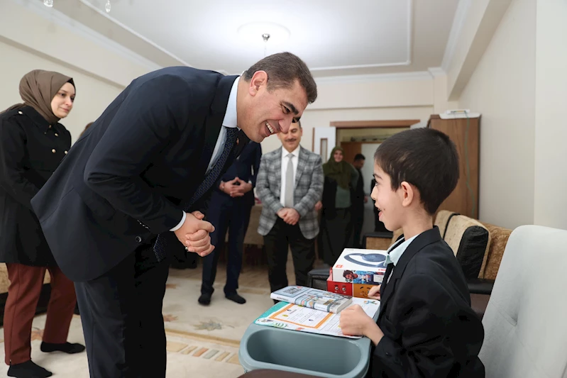 Kas hastası Ahmet Arif’e karnesini Vali Selçuk Aslan evinde verdi