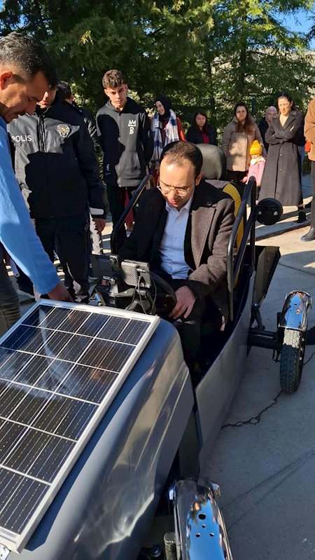 Liseliler, güneş enerjisiyle çalışan araç geliştirdi; kaymakam tur attı