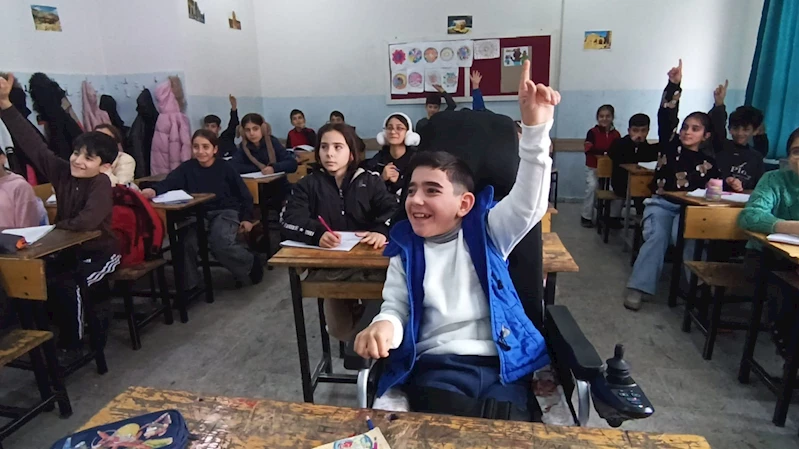 Öğretmeni sesini duydu; başlattığı kampanya ile 3 saatte akülü sandalye alındı / Ek fotoğraflar