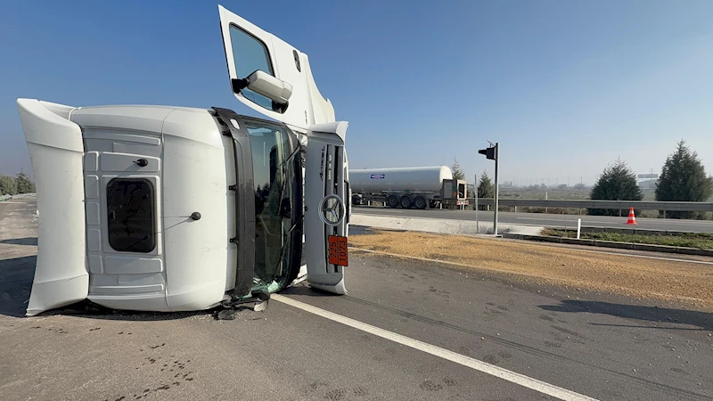  Lastiği patlayan sıvı oksijen yüklü tanker yan yattı: 1 yaralı 