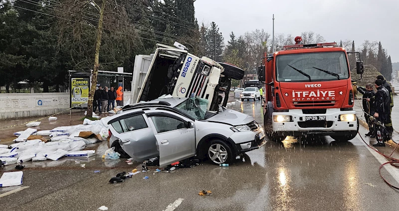 Sürücü koltuğundayken üzerine kamyon devrildi