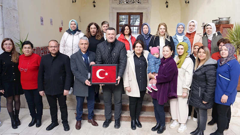 Kadınlar, 750 yıllık derslikte keçeden Türk bayrağı üretiyor