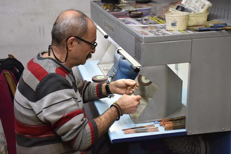 Bakırı takıya dönüştürerek geleneksel mesleğine değer katıyor