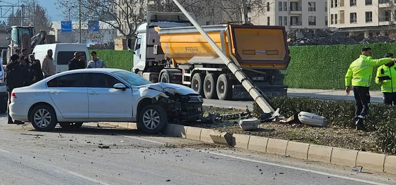 Aydınlatma direğine çarpan otomobilin sürücüsü yaralandı