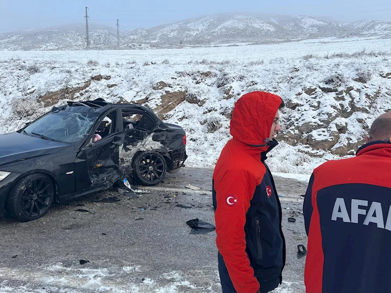 Sivas’ta hafif ticari araç ile otomobil çarpıştı: 5 yaralı