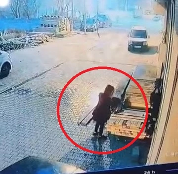 Biri silahlı 3 şüphelinin, araç ve iş yerinden hırsızlık yaptığı anlar kamerada