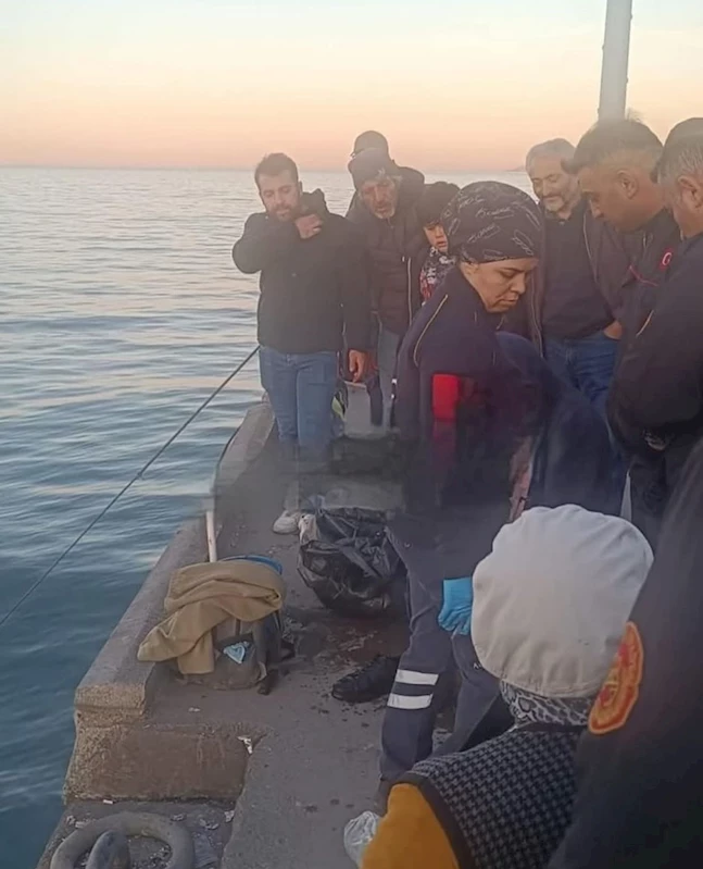 Balık tutarken denize düşen amatör balıkçıyı, arkadaşları kurtardı