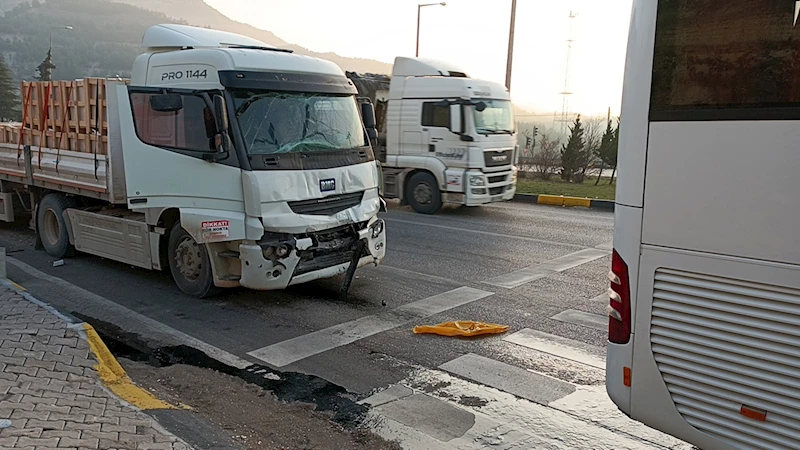 TIR, personel servisine çarptı: 4 yaralı