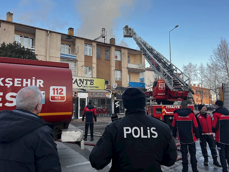 Kayseri’de 2 katlı binanın çatısında çıkan yangın, söndürüldü