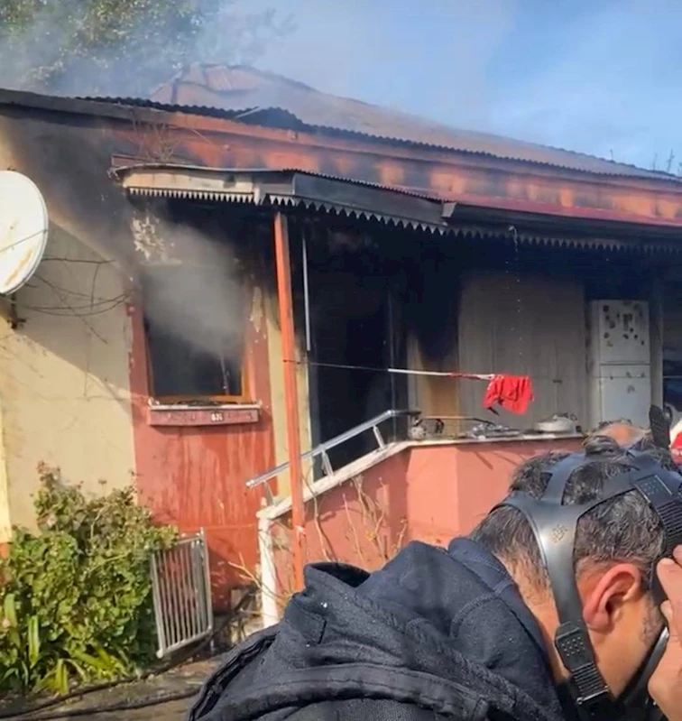 Emekli öğretmen yalnız yaşadığı evinde çıkan yangında öldü