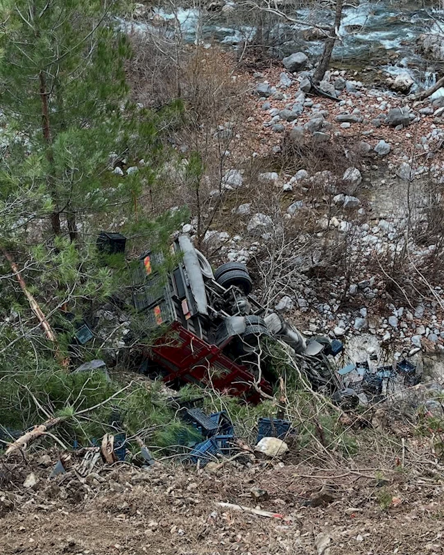 Kontrolden çıkan kamyonet uçuruma düştü: 1 ölü, 1 yaralı