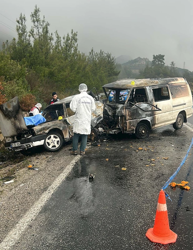 Minibüs ile çarpışan otomobil alev aldı; 1 ölü, 3 yaralı