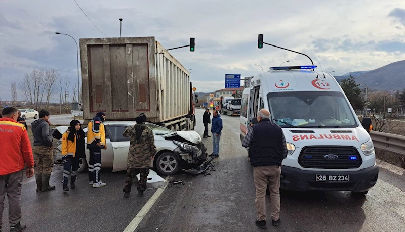 Kamyona çarpan otomobilin sürücüsü yaralandı