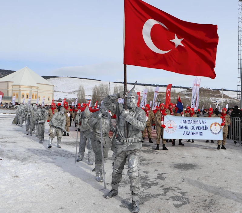 Sarıkamış şehitleri için binlerce kişi yürüdü (2)