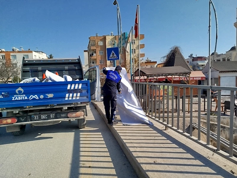 Tarsus’ta kent estetiğini bozan afiş ve pankartlar toplanıyor