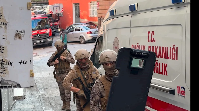 İstanbul - Beyoğlu’nda boğazına bıçak dayadı; Özel Harekat polisi müdahale etti 