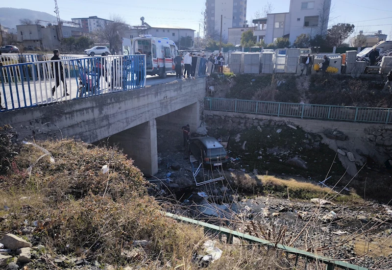 Kontrolden çıkan otomobil dereye düştü: 2 yaralı