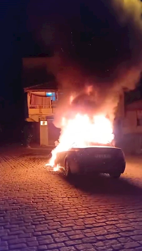 İstanbul - Beyoğlu’nda otomobildeki yangın park halindeki aracı da yaktı; o anlar kamerada 