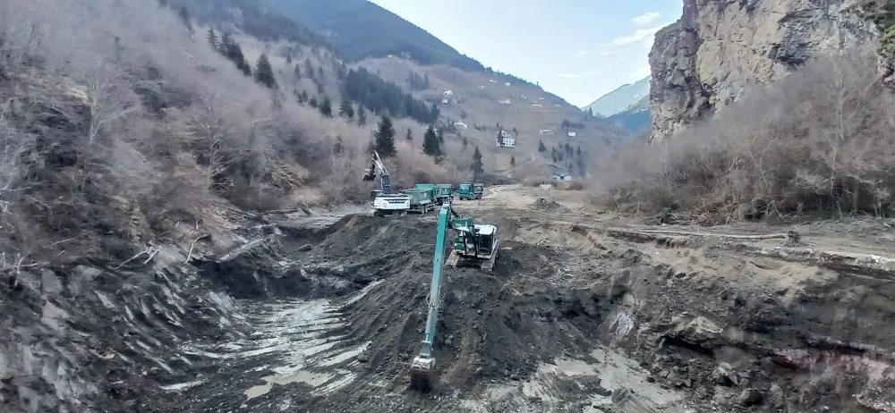 DSİ 22. Bölge Müdürlüğü, Trabzon’un Maçka İlçesinde Bent Temizliği Yapıyor