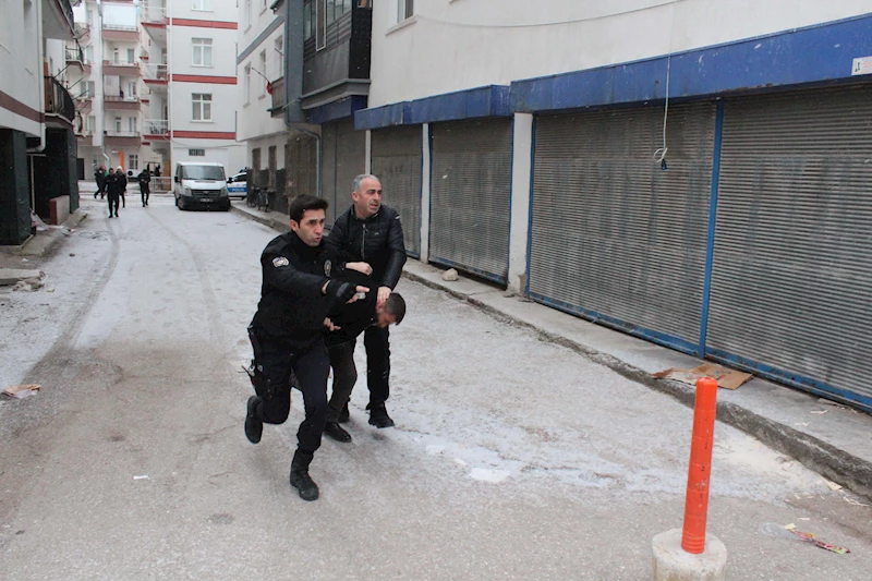 Akrabasını tüfekle yaraladı, evine girerken yakalandı 