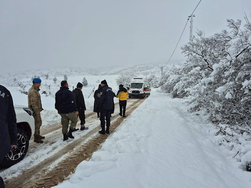 Ambulans kara saplandı, iş makineleriyle yol açılarak hamile kadın hastaneye ulaştırıldı